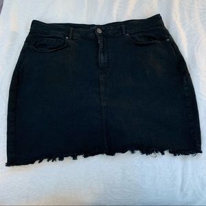 Forever 21 Black Denim Skirt. Size 16.